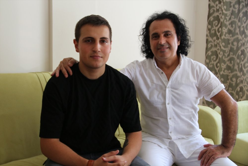 Yeğenine Örnek Olmak İçin 50 Yaşında Üniversiteyi Bitirdi