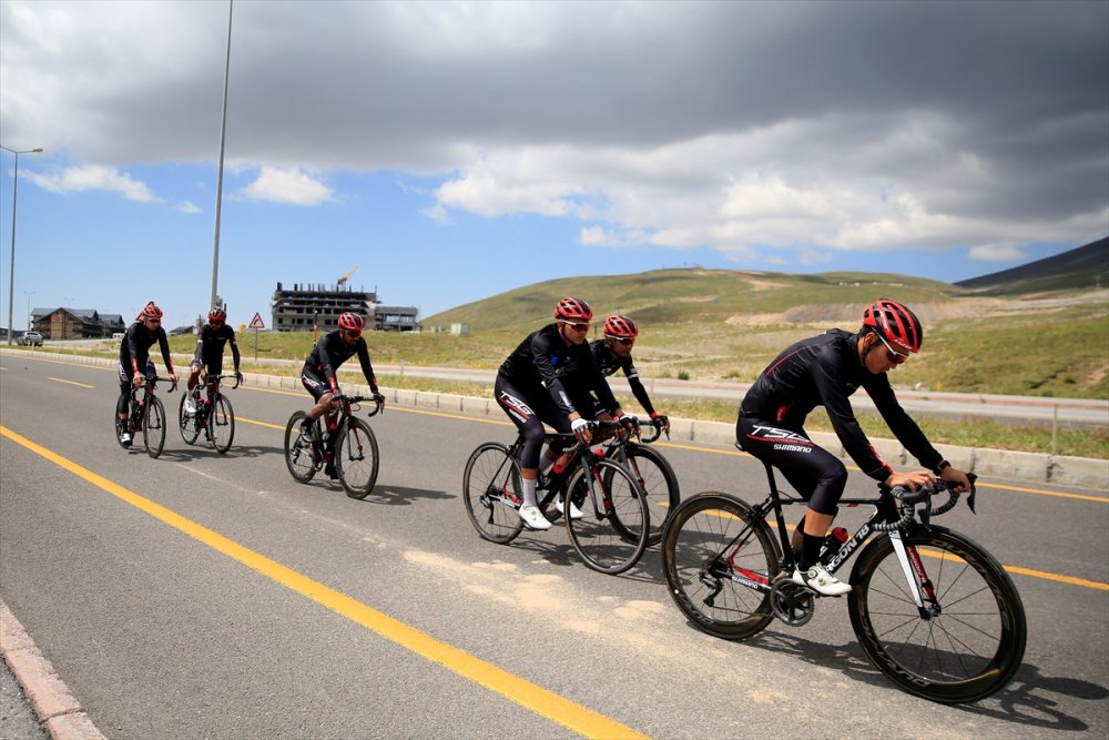 Malezyalı Bisikletçiler Yüksek İrtifa Kampı İçin Everest Yerine Erciyes'i Tercih Ediyor