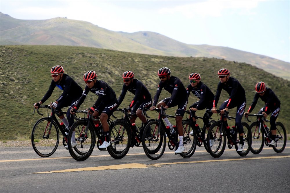 Malezyalı Bisikletçiler Yüksek İrtifa Kampı İçin Everest Yerine Erciyes'i Tercih Ediyor