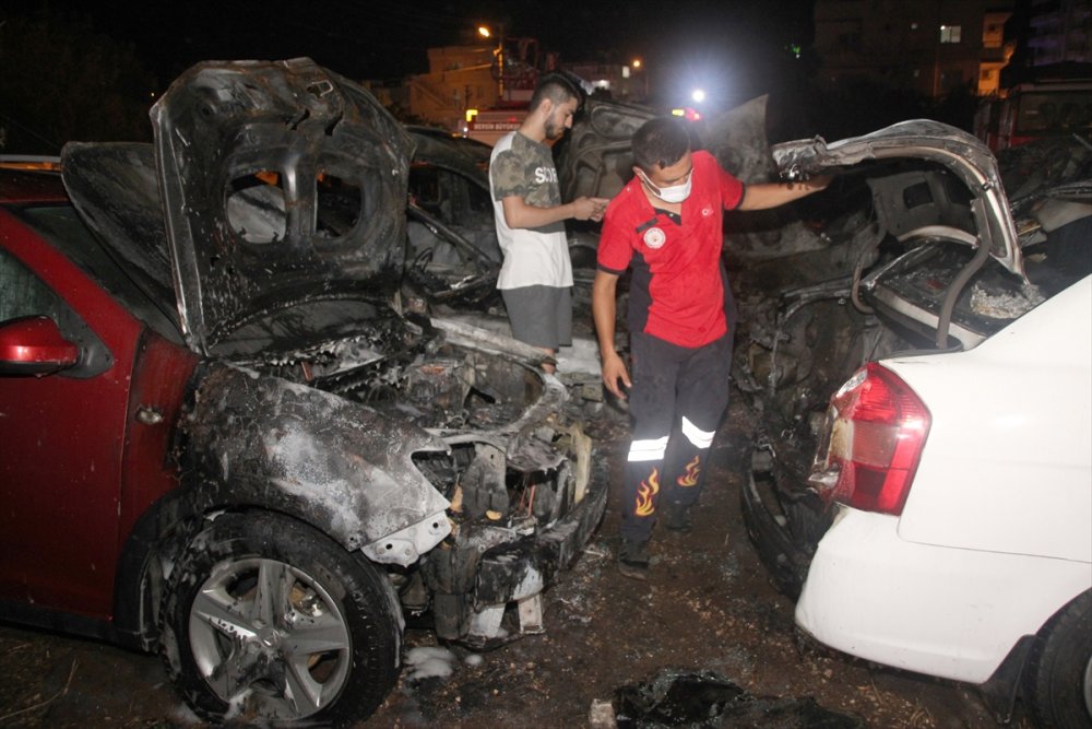 Mersin'de Otellerin Ortak Kullandığı Otoparkta Çıkan Yangında 12 Araç Hasar Gördü