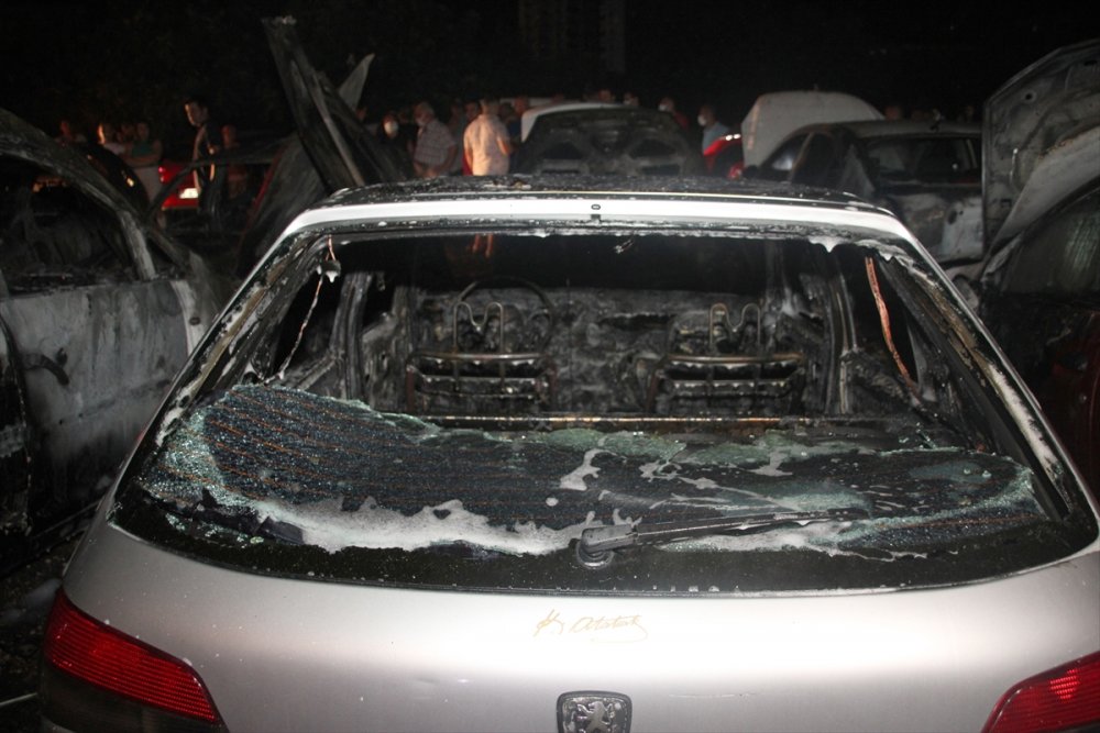 Mersin'de Otellerin Ortak Kullandığı Otoparkta Çıkan Yangında 12 Araç Hasar Gördü