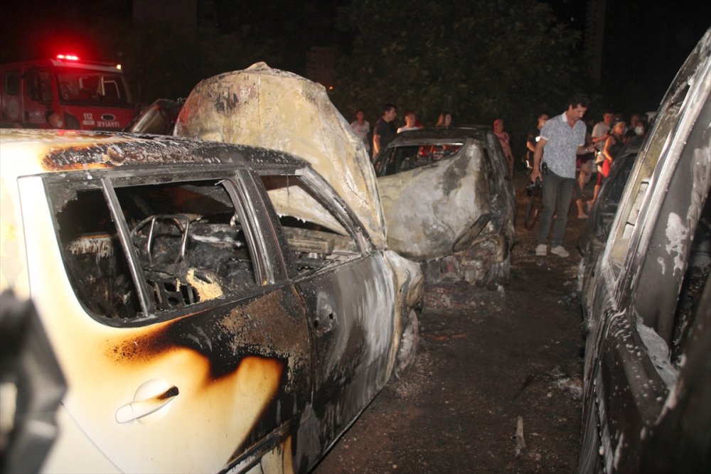Mersin'de Otellerin Ortak Kullandığı Otoparkta Çıkan Yangında 12 Araç Hasar Gördü