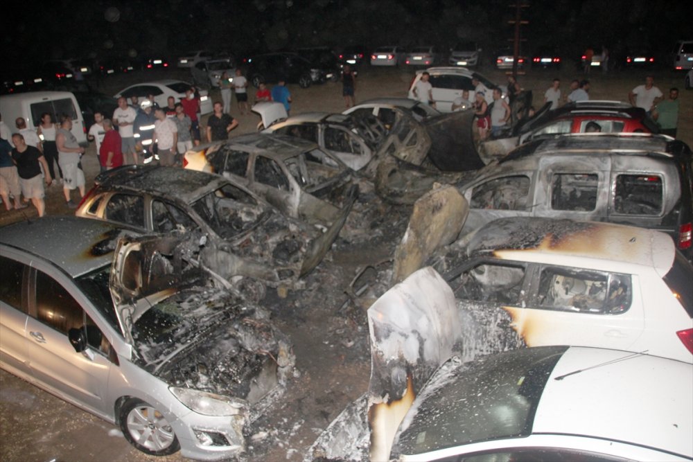 Mersin'de Otellerin Ortak Kullandığı Otoparkta Çıkan Yangında 12 Araç Hasar Gördü