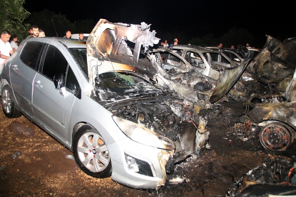 Mersin'de Otellerin Ortak Kullandığı Otoparkta Çıkan Yangında 12 Araç Hasar Gördü