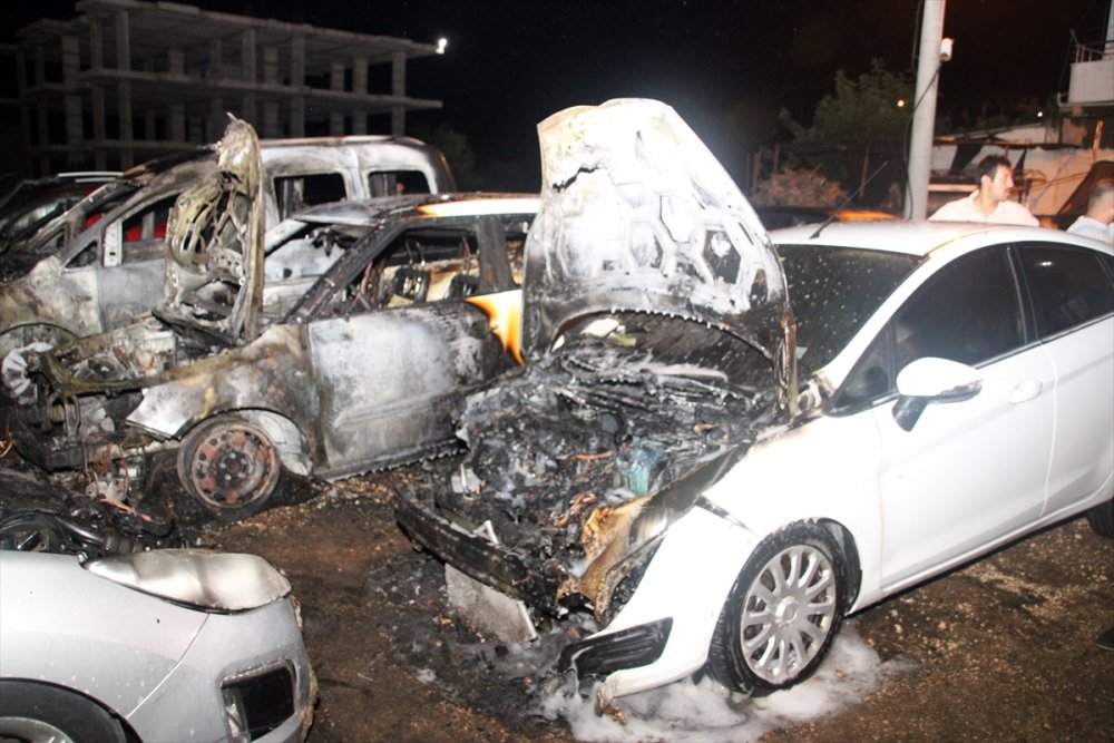 Mersin'de Otellerin Ortak Kullandığı Otoparkta Çıkan Yangında 12 Araç Hasar Gördü