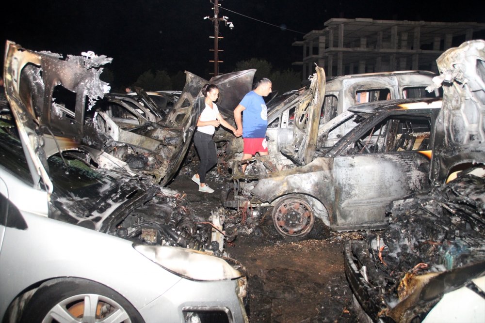 Mersin'de Otellerin Ortak Kullandığı Otoparkta Çıkan Yangında 12 Araç Hasar Gördü