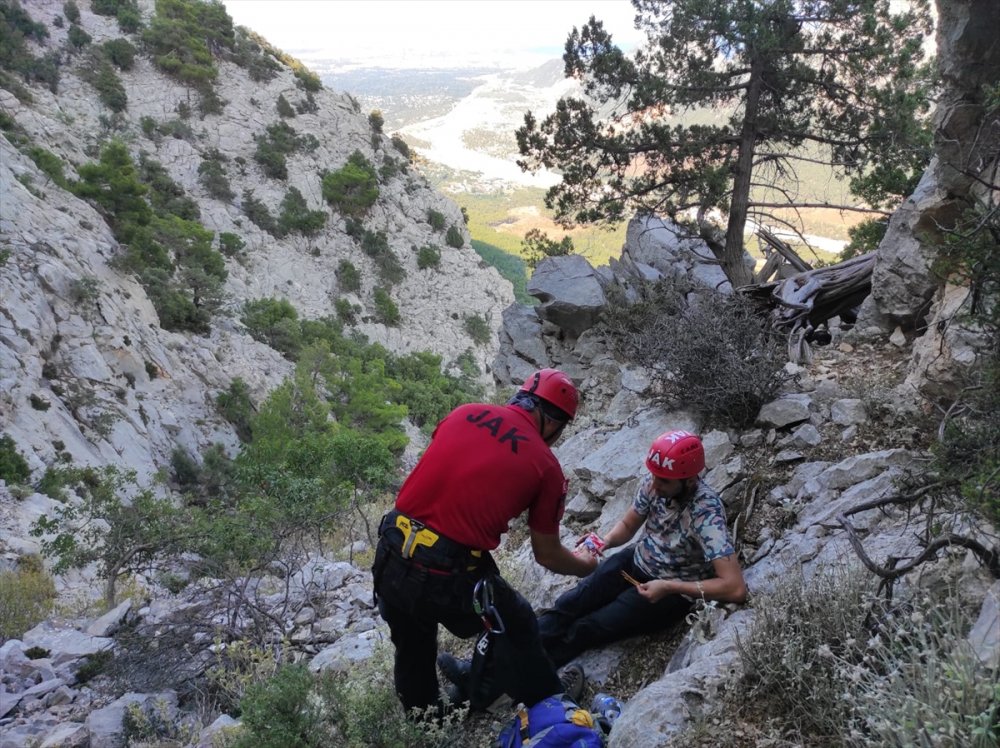 Antalya'da Uçurumun Kenarında Mahsur Kalan Kişi Kurtarıldı