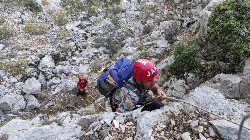Antalya'da Uçurumun Kenarında Mahsur Kalan Kişi Kurtarıldı