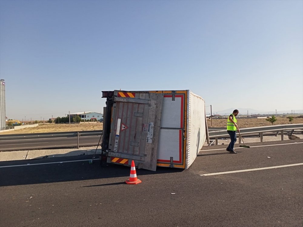Aksaray'da Kamyonet İle Hafif Ticari Araç Devrildi: 6 Yaralı