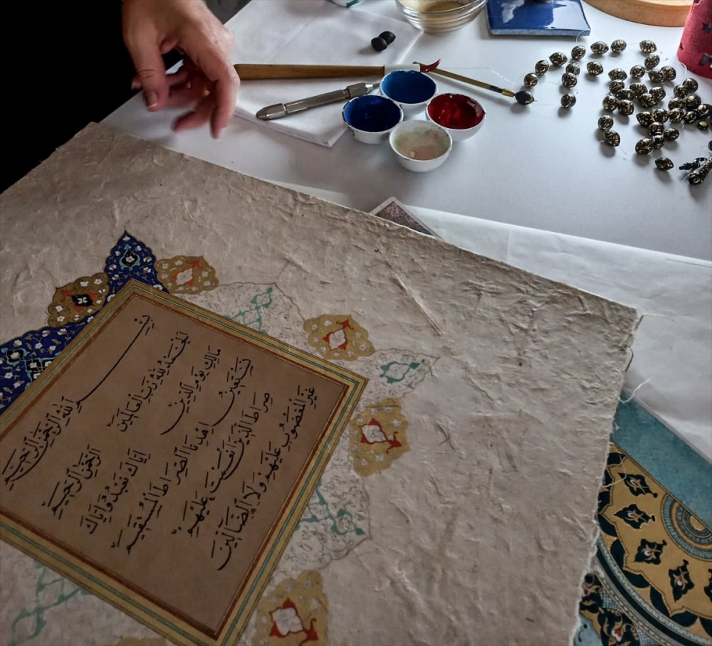 Topkapı Sarayı'nda Öğrendiği Tezhibi Geleceğe Taşımak İçin Uğraşıyor