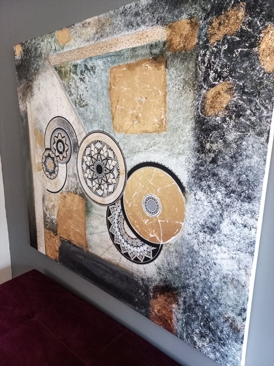 Topkapı Sarayı'nda Öğrendiği Tezhibi Geleceğe Taşımak İçin Uğraşıyor