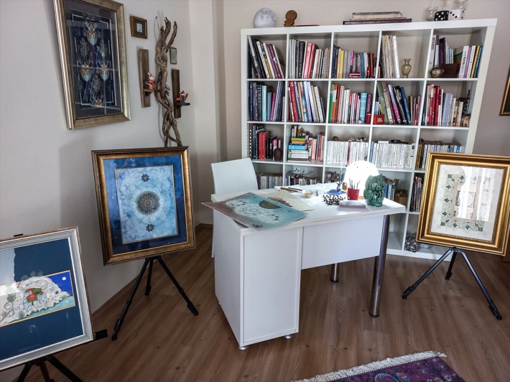 Topkapı Sarayı'nda Öğrendiği Tezhibi Geleceğe Taşımak İçin Uğraşıyor