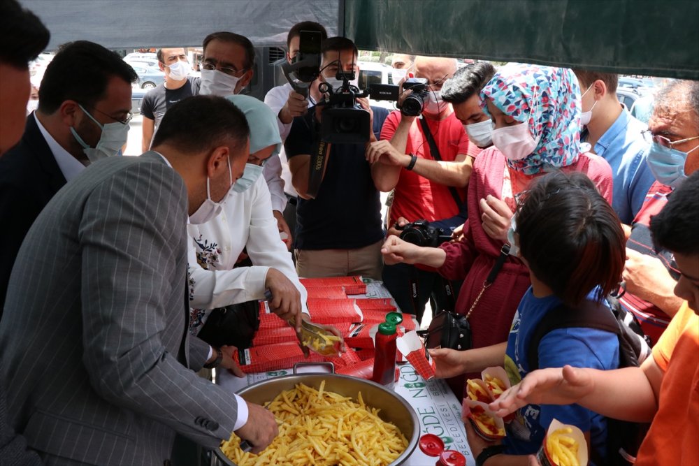 Niğde'de Vatandaşlara Yaklaşık 2 Ton Kızartılmış Patates Dağıtıldı