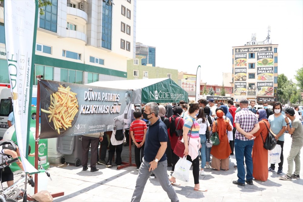Niğde'de Vatandaşlara Yaklaşık 2 Ton Kızartılmış Patates Dağıtıldı