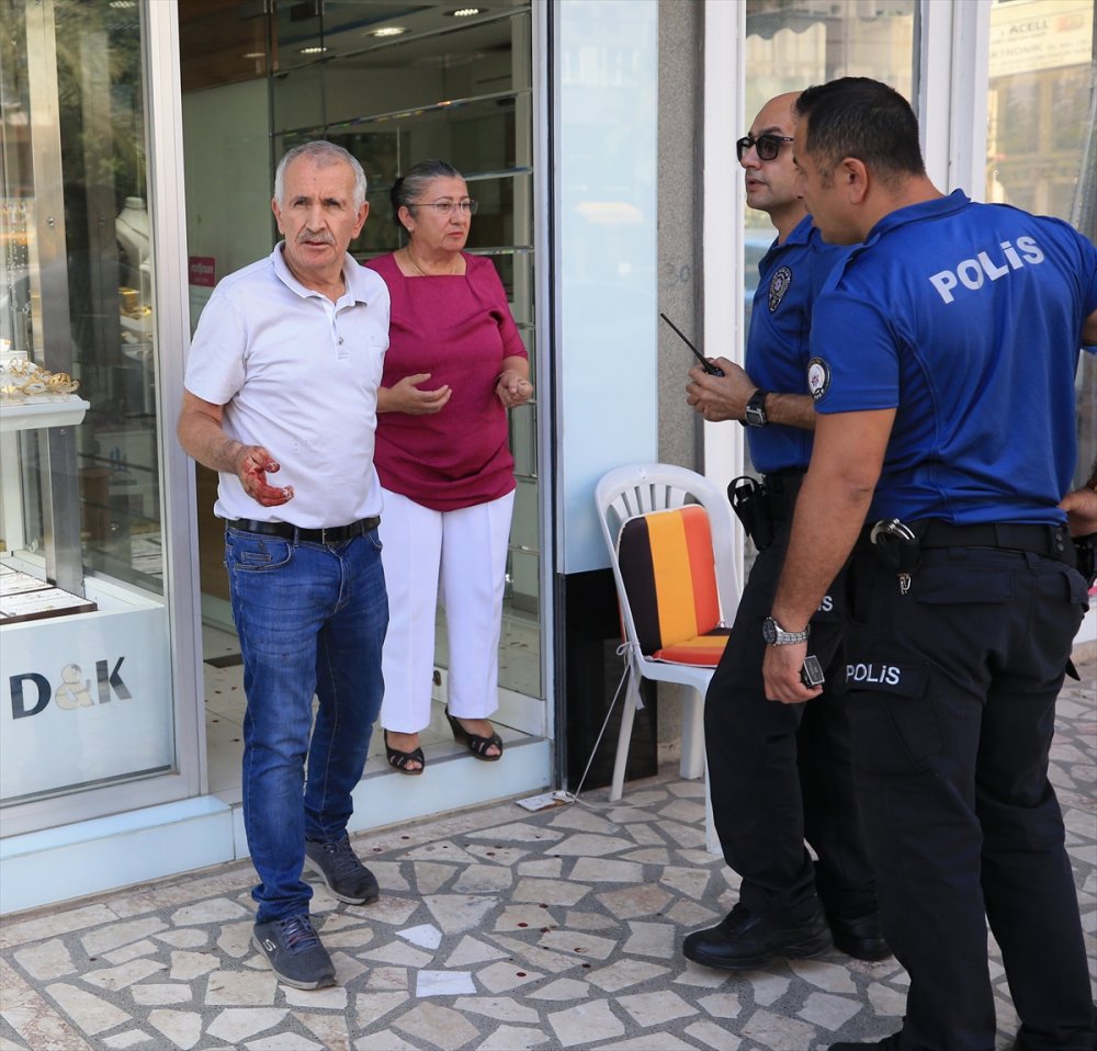 Antalya'da Bir Kişi Kuyumcu Babasını Yaralayan Hırsızlık Şüphelisini Yakalayıp Polise Teslim Etti