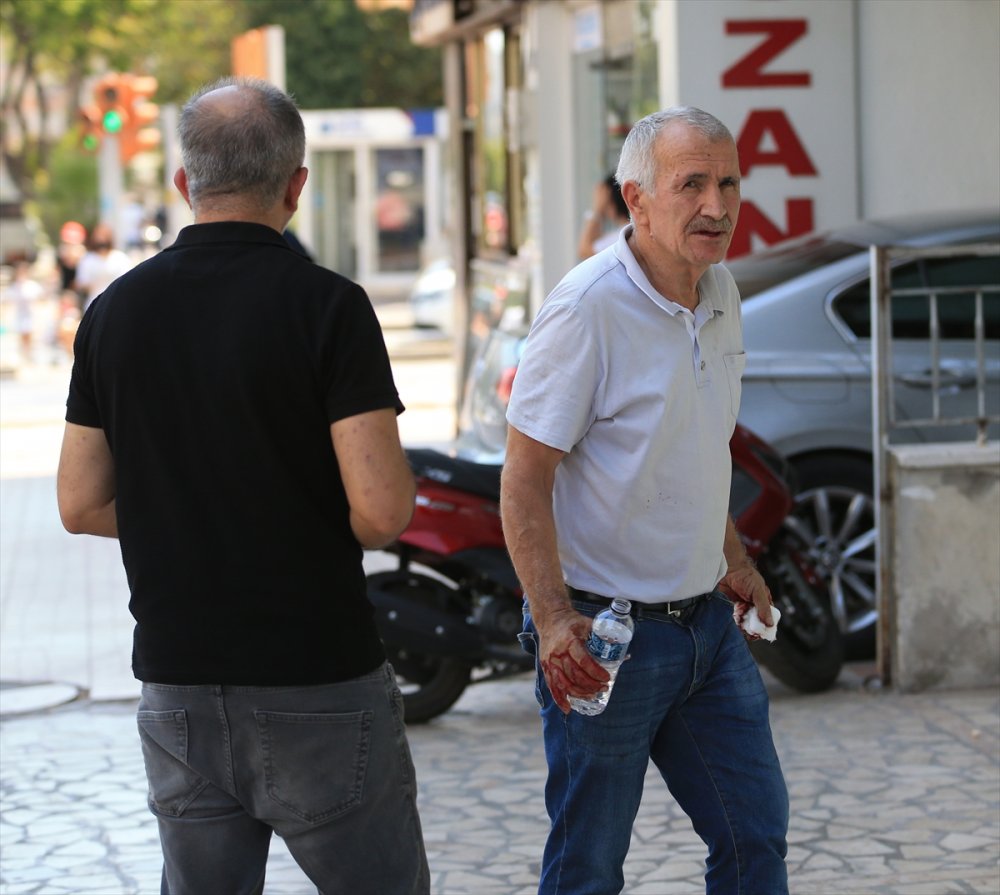 Antalya'da Bir Kişi Kuyumcu Babasını Yaralayan Hırsızlık Şüphelisini Yakalayıp Polise Teslim Etti