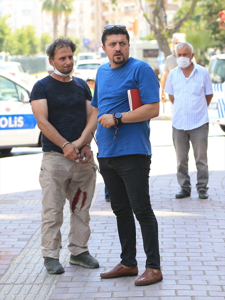 Antalya'da Bir Kişi Kuyumcu Babasını Yaralayan Hırsızlık Şüphelisini Yakalayıp Polise Teslim Etti