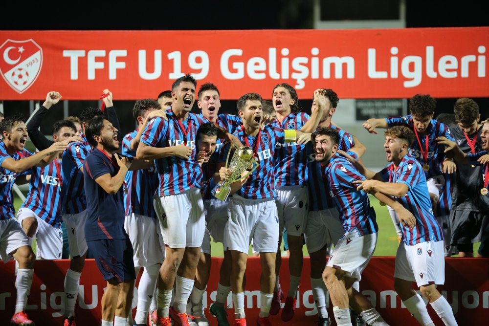 Antalya'da oynanan Süper Lig 19 Yaş Altı Gelişim Ligi finalinde Galatasaray'ı 1-0 yenen Trabzonspor, şampiyon oldu.