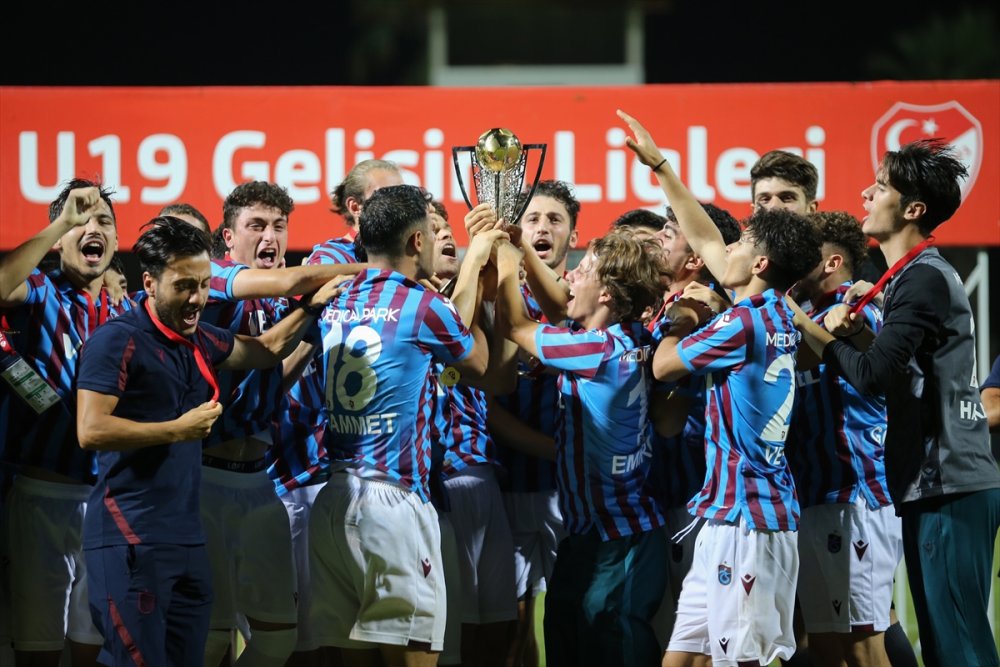 Antalya'da oynanan Süper Lig 19 Yaş Altı Gelişim Ligi finalinde Galatasaray'ı 1-0 yenen Trabzonspor, şampiyon oldu.