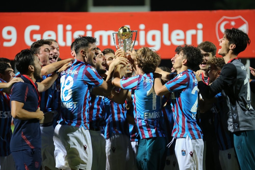 Antalya'da oynanan Süper Lig 19 Yaş Altı Gelişim Ligi finalinde Galatasaray'ı 1-0 yenen Trabzonspor, şampiyon oldu.