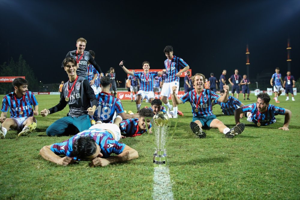 Antalya'da oynanan Süper Lig 19 Yaş Altı Gelişim Ligi finalinde Galatasaray'ı 1-0 yenen Trabzonspor, şampiyon oldu.