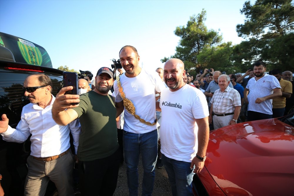 Kırkpınar Başpehlivanı Ali Gürbüz'e Memleketi Antalya'da Coşkulu Karşılama