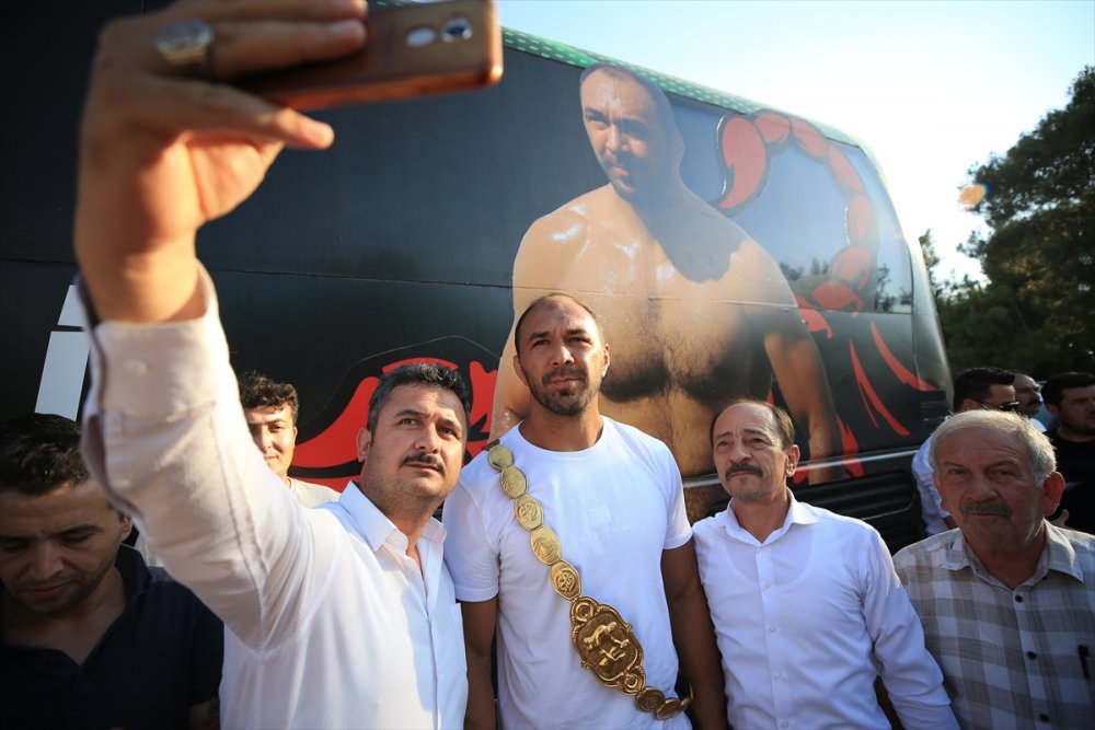 Kırkpınar Başpehlivanı Ali Gürbüz'e Memleketi Antalya'da Coşkulu Karşılama