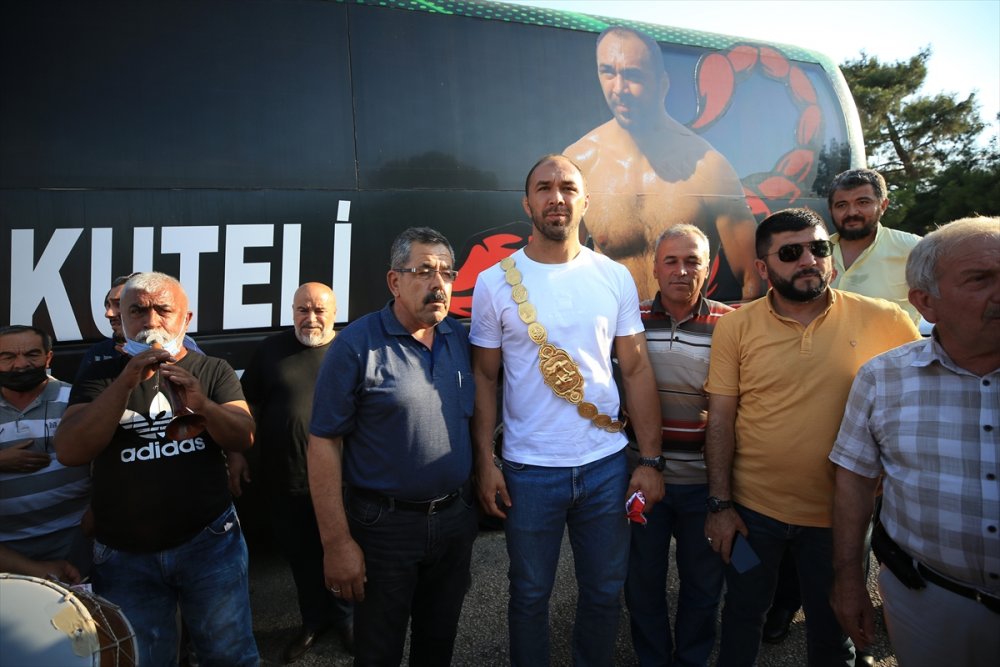 Kırkpınar Başpehlivanı Ali Gürbüz'e Memleketi Antalya'da Coşkulu Karşılama