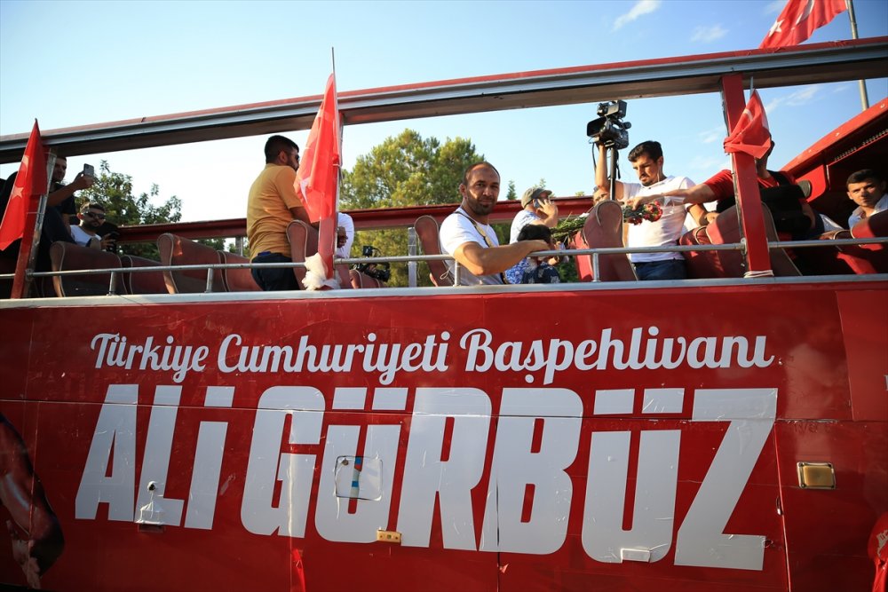 Kırkpınar Başpehlivanı Ali Gürbüz'e Memleketi Antalya'da Coşkulu Karşılama