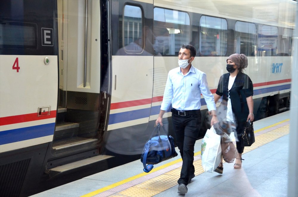 Konya YHT'de Bayram Yoğunluğu Başladı