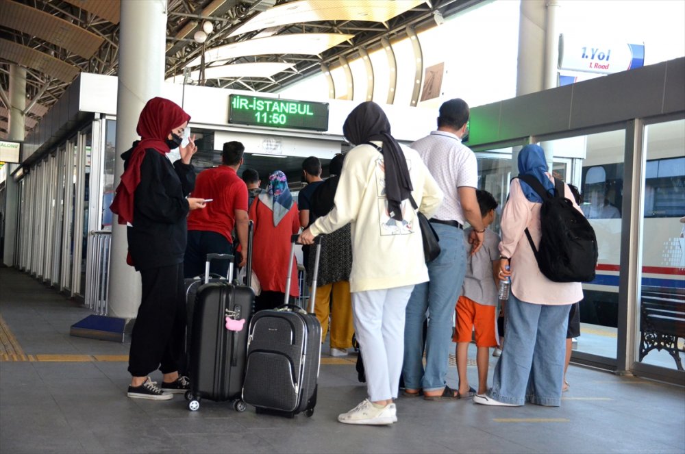 Konya YHT'de Bayram Yoğunluğu Başladı