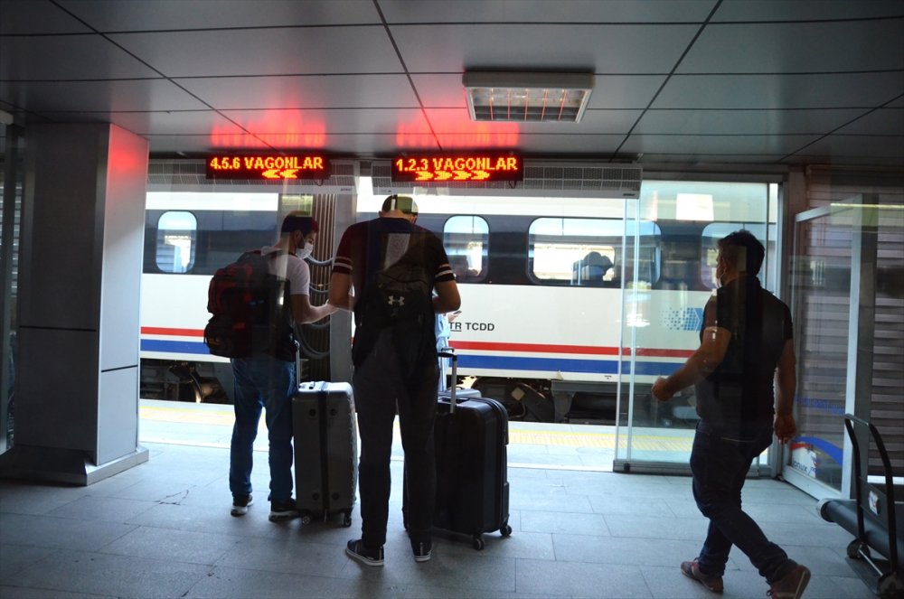 Konya YHT'de Bayram Yoğunluğu Başladı