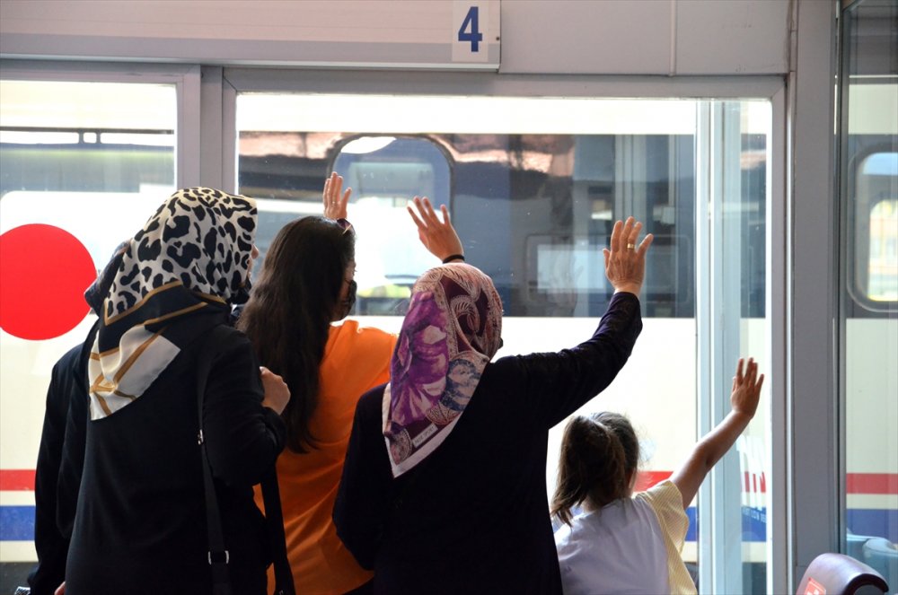 Konya YHT'de Bayram Yoğunluğu Başladı