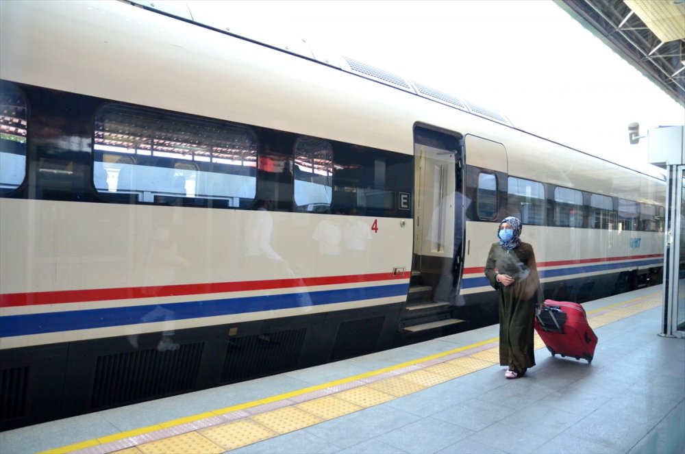 Konya YHT'de Bayram Yoğunluğu Başladı