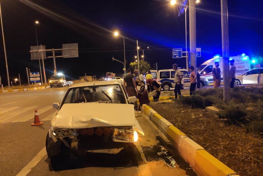 Konya'da İki Otomobil Çarpıştı: 4 Yaralı