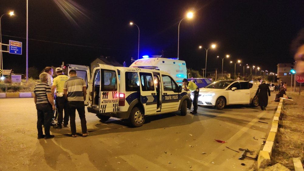 Konya'da İki Otomobil Çarpıştı: 4 Yaralı