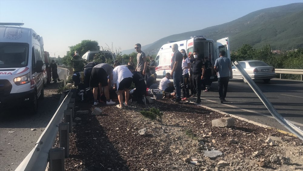 Akşehir'de Refüje Çarpan Hafif Ticari Araçtaki 5 Kişi Yaralandı