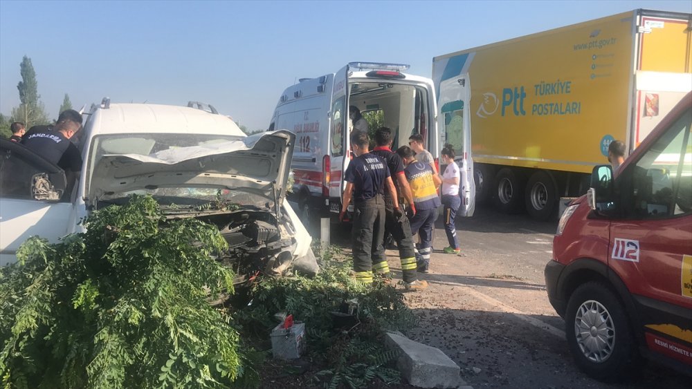 Akşehir'de Refüje Çarpan Hafif Ticari Araçtaki 5 Kişi Yaralandı