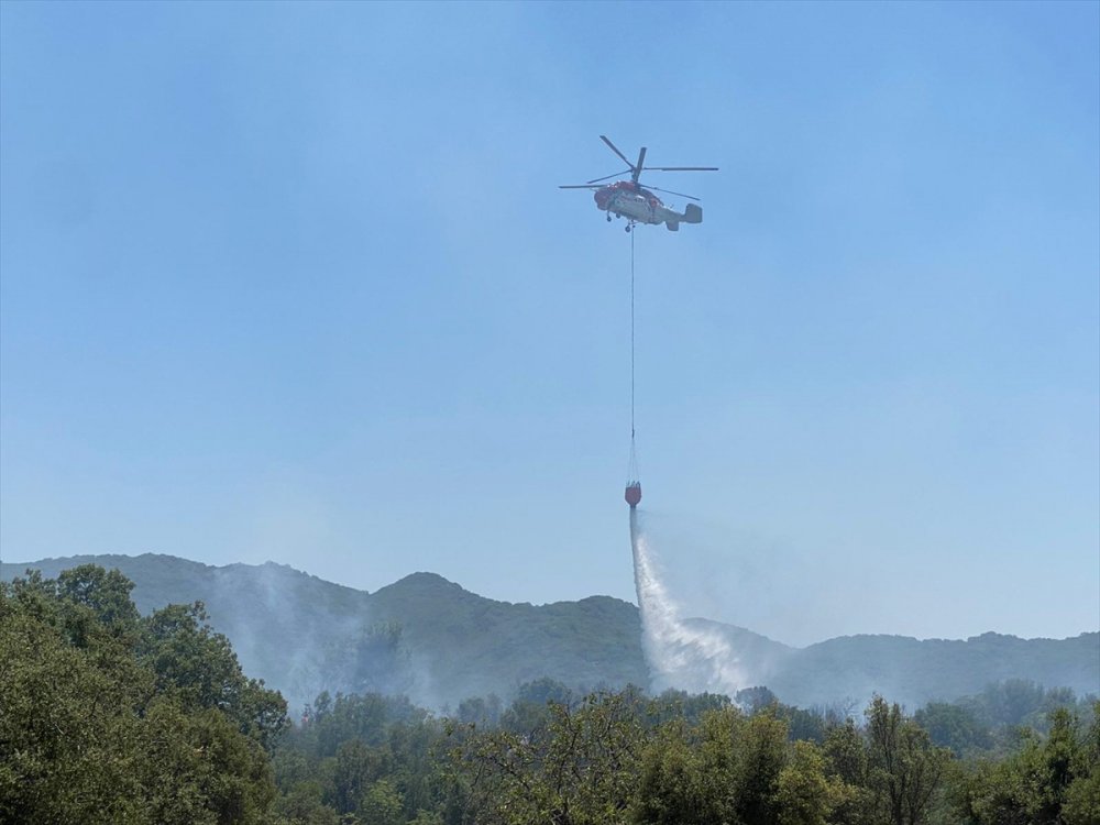 Antalya'da Makilik Alanda Çıkan Yangın Kontrol Altına Alınmaya Çalışılıyor