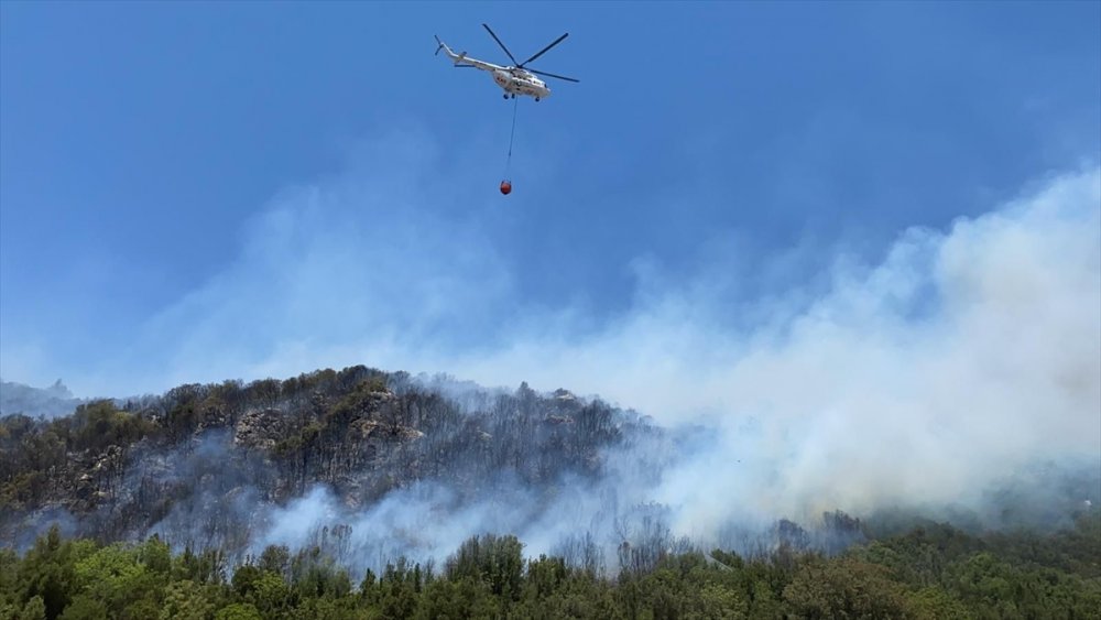 Antalya'da Makilik Alanda Çıkan Yangın Kontrol Altına Alınmaya Çalışılıyor