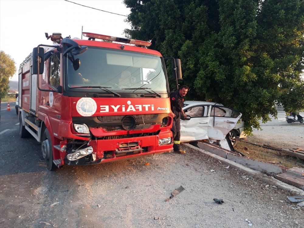 Antalya'da Otomobille İtfaiye Aracı Çarpıştı: 3 Yaralı