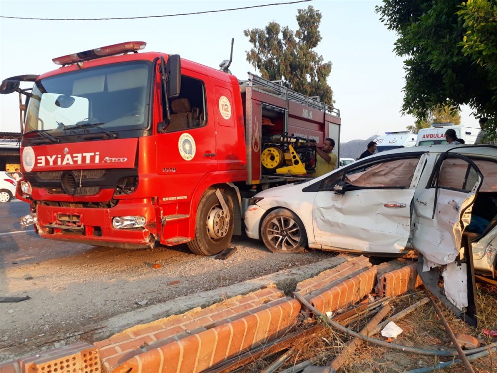 Antalya'da Otomobille İtfaiye Aracı Çarpıştı: 3 Yaralı
