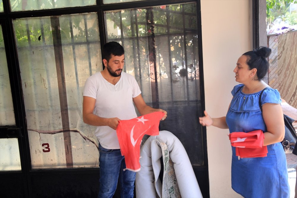 Çöpte Bulduğu Bayrakları Temizleyip 15 Temmuz İçin Esnafa Dağıttı