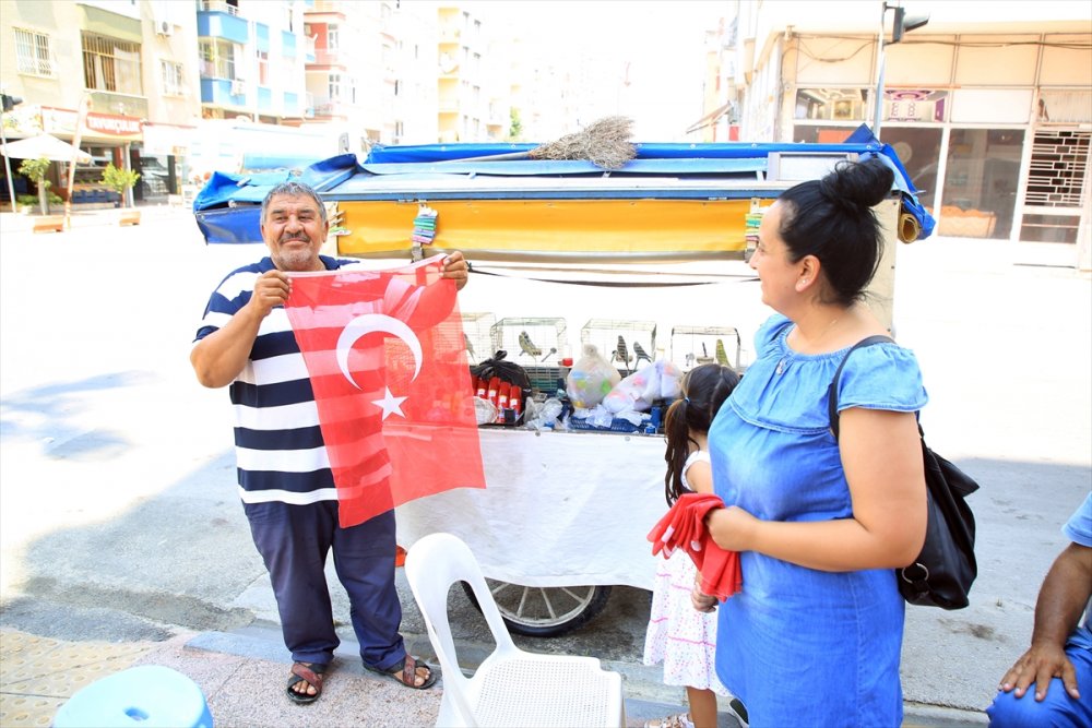 Çöpte Bulduğu Bayrakları Temizleyip 15 Temmuz İçin Esnafa Dağıttı