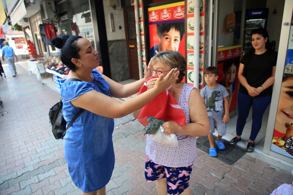 Çöpte Bulduğu Bayrakları Temizleyip 15 Temmuz İçin Esnafa Dağıttı