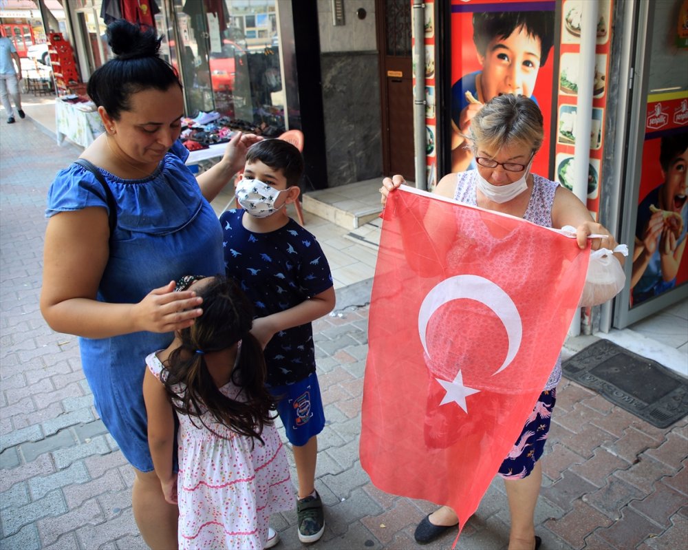 Çöpte Bulduğu Bayrakları Temizleyip 15 Temmuz İçin Esnafa Dağıttı