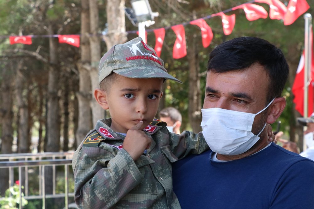 "Ömer Halis" Adı Verilen Çocuklar Kahraman Adaşlarının Kabrini Ziyaret Etti