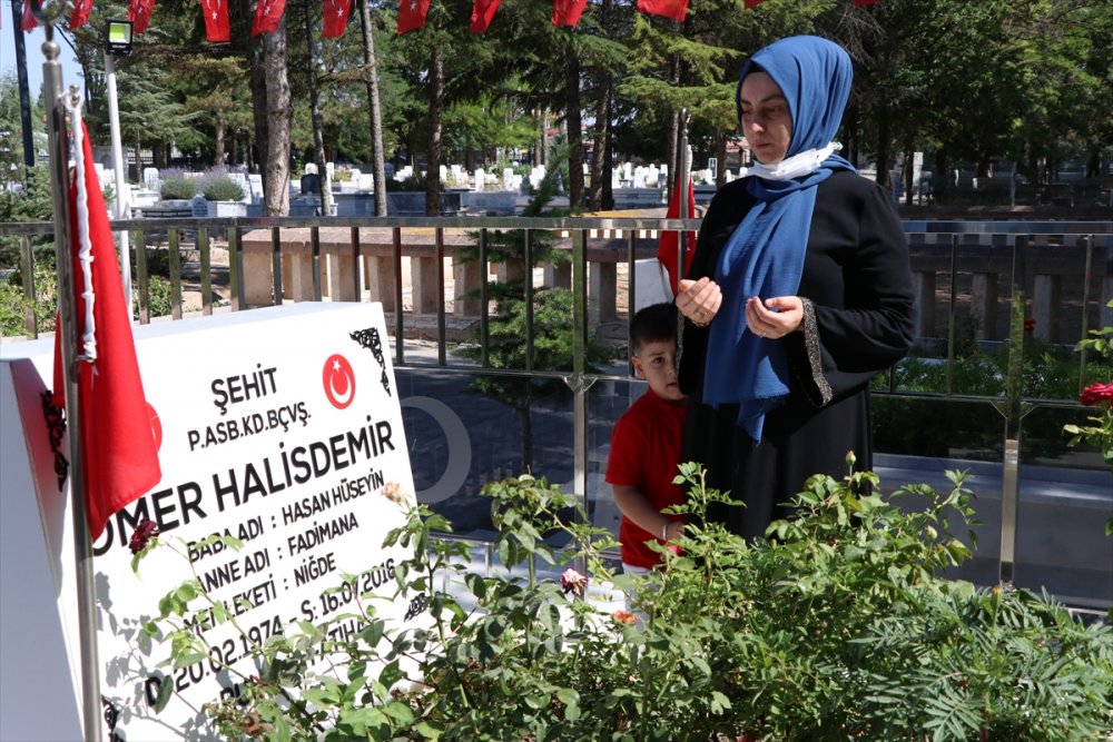 "Ömer Halis" Adı Verilen Çocuklar Kahraman Adaşlarının Kabrini Ziyaret Etti
