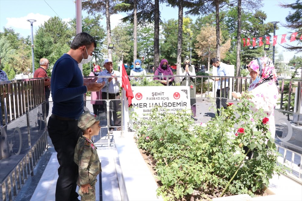 "Ömer Halis" Adı Verilen Çocuklar Kahraman Adaşlarının Kabrini Ziyaret Etti