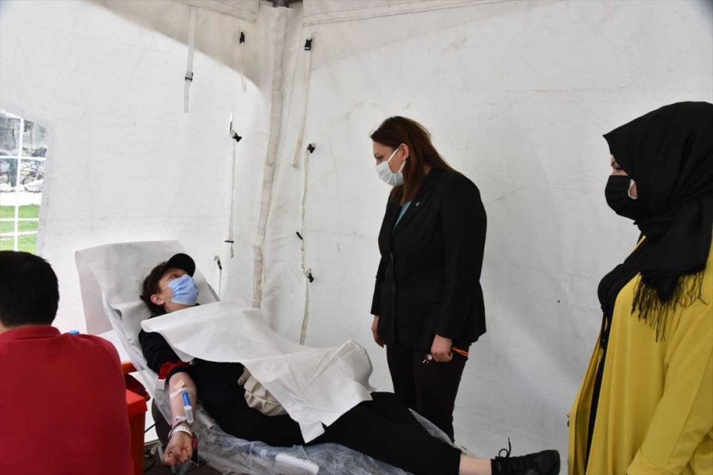 Ak Parti Eskişehir Kadın Kolları Başkanlığı Kan Bağışı Kampanyası Düzenledi